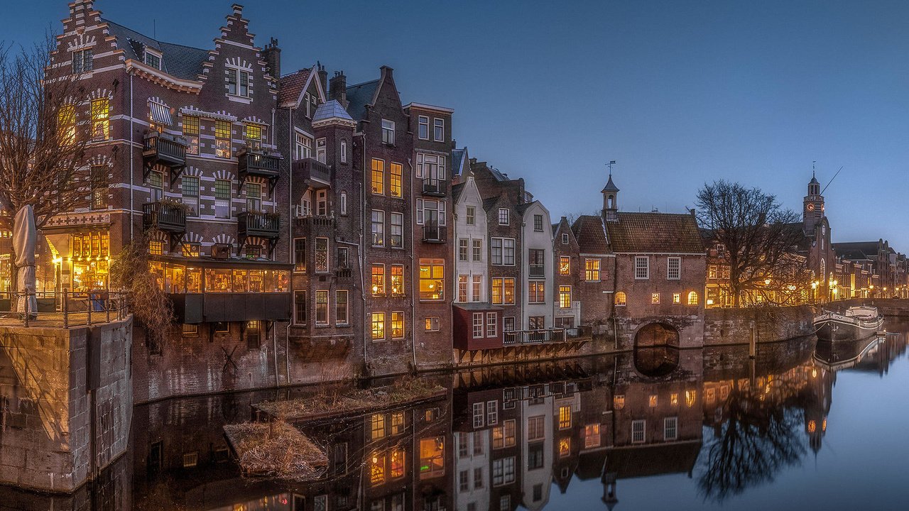 Обои ночь, огни, отражение, город, нидерланды, амстердам, herman van den berge, night, lights, reflection, the city, netherlands, amsterdam разрешение 2000x1338 Загрузить