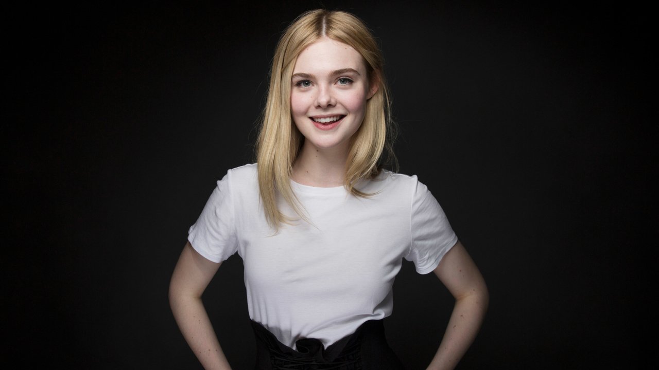 Обои девушка, эль фаннинг, блондинка, элли фаннинг, улыбка, elle fanning;, взгляд, волосы, черный фон, лицо, актриса, girl, el fanning, blonde, elle fanning, smile, look, hair, black background, face, actress разрешение 4344x2444 Загрузить