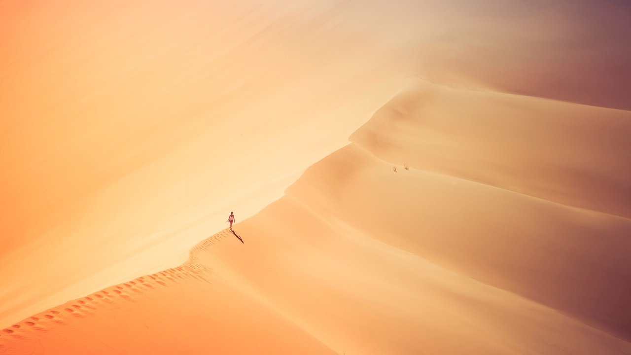 Обои девушка, песок, пустыня, одиночество, следы, солнечный свет, girl, sand, desert, loneliness, traces, sunlight разрешение 6507x3289 Загрузить