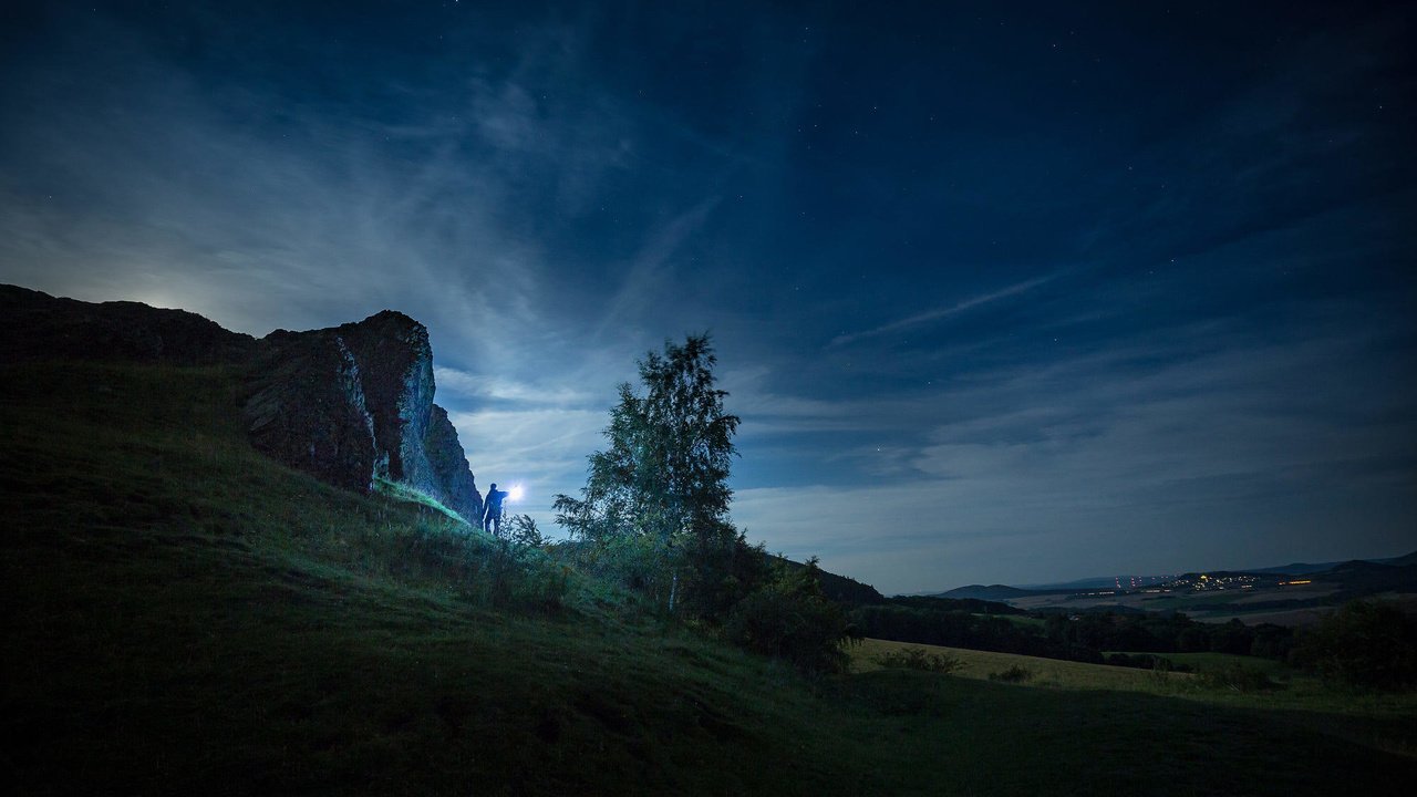 Обои небо, трава, облака, гора, луна, холм, береза, patrik spiesecke, the sky, grass, clouds, mountain, the moon, hill, birch разрешение 2000x1333 Загрузить