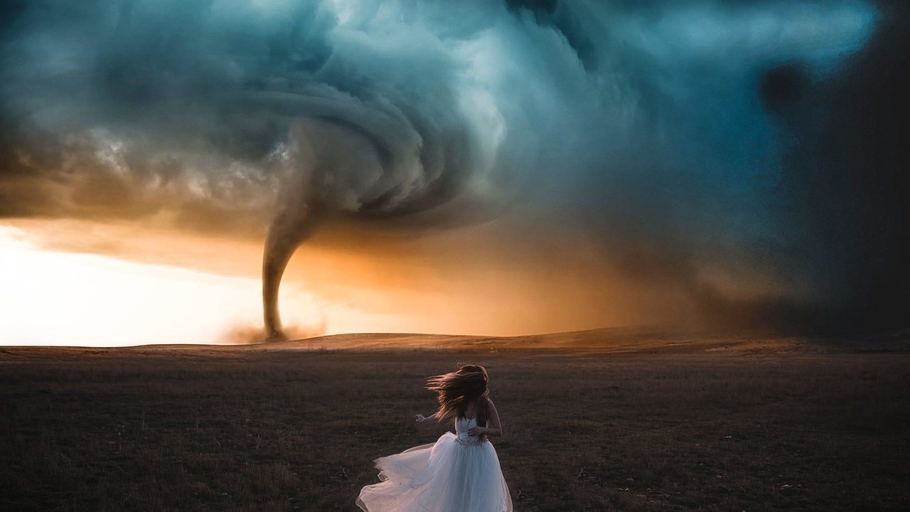 Обои небо, поле, бег, белое платье, смерч, торнадо, вихрь, nacho zàitsev, the sky, field, running, white dress, tornado, vortex разрешение 2000x1376 Загрузить