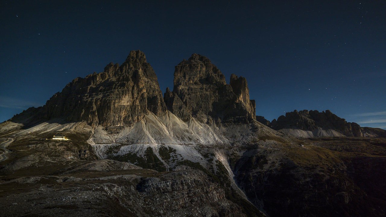 Обои небо, горы, доломитовые альпы, горный массив, maximus k., tre cime di lavaredo, италия￼, the sky, mountains, the dolomites, mountain range, italy￼ разрешение 2000x1498 Загрузить