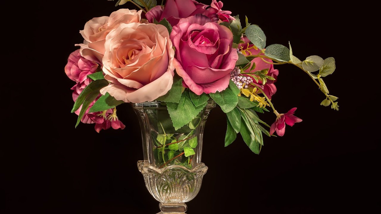 Обои цветы, бутоны, розы, лепестки, лепесток, черный фон, вазочка, flowers, buds, roses, petals, petal, black background, vase разрешение 2400x1711 Загрузить