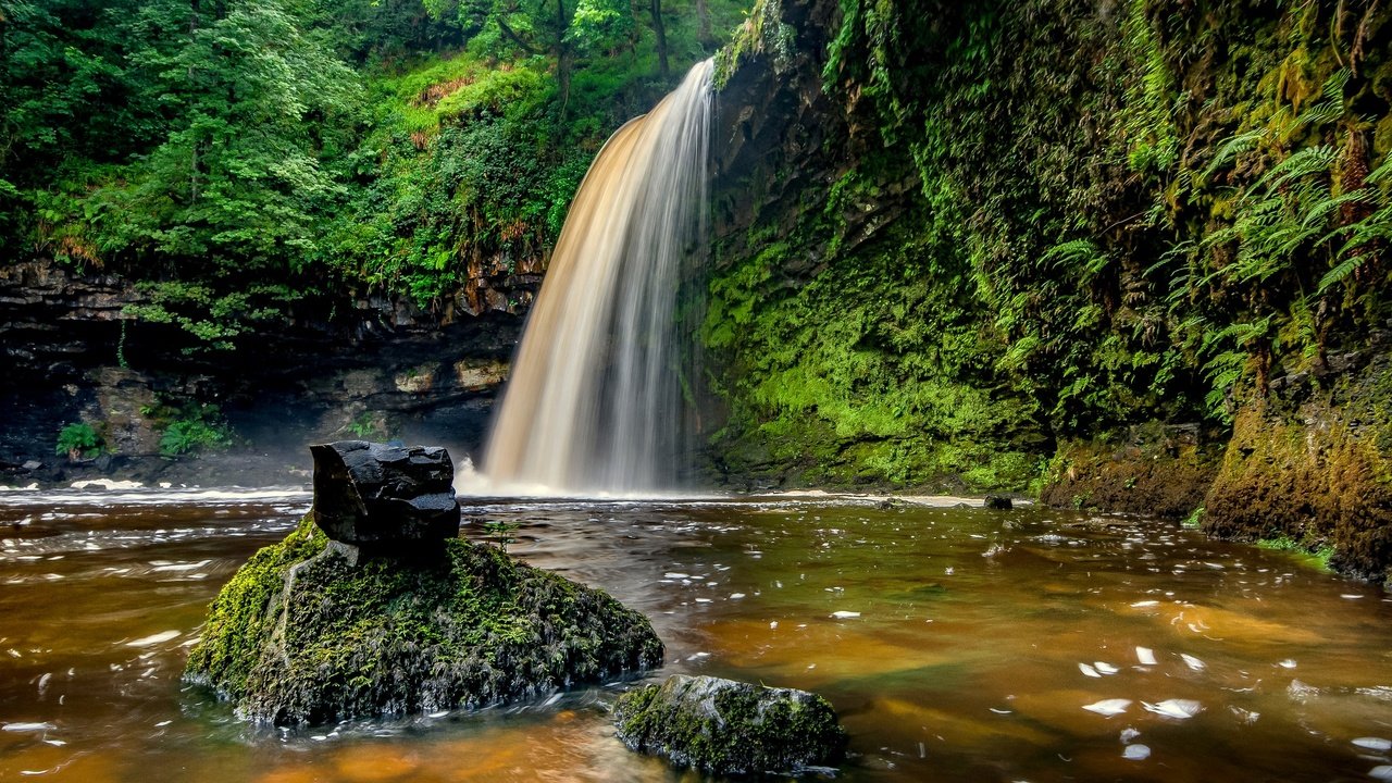 Обои скалы, камни, лес, водопад, камень, уэльс, брекон-биконс, rocks, stones, forest, waterfall, stone, wales, the brecon beacons разрешение 2048x1152 Загрузить