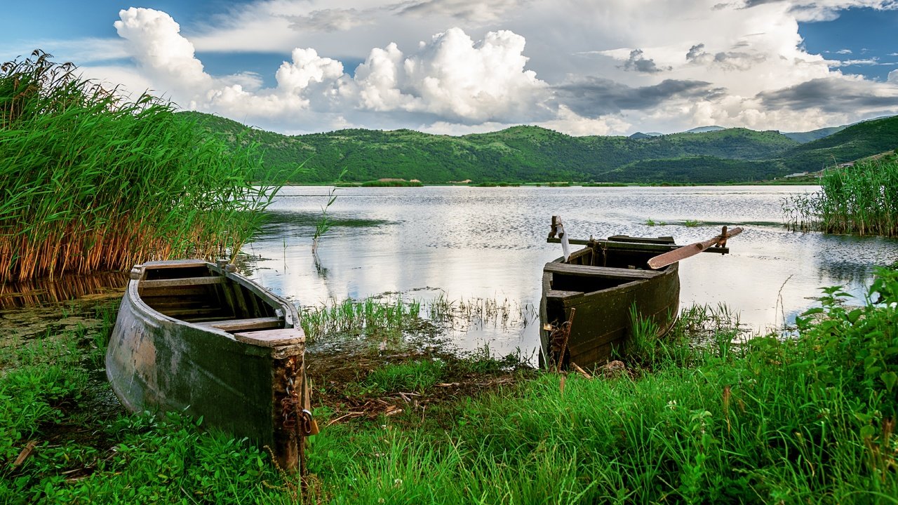 Обои небо, трава, облака, озеро, холмы, природа, лодки, the sky, grass, clouds, lake, hills, nature, boats разрешение 6000x4000 Загрузить