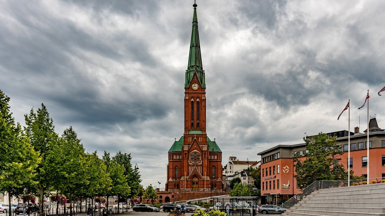 Обои небо, облака, деревья, город, норвегия, арендал, the sky, clouds, trees, the city, norway, arendal разрешение 2048x1304 Загрузить