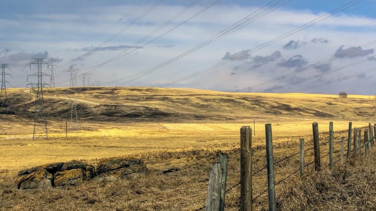 Обои небо, трава, облака, поле, забор, лэп, the sky, grass, clouds, field, the fence, power lines разрешение 2560x1707 Загрузить