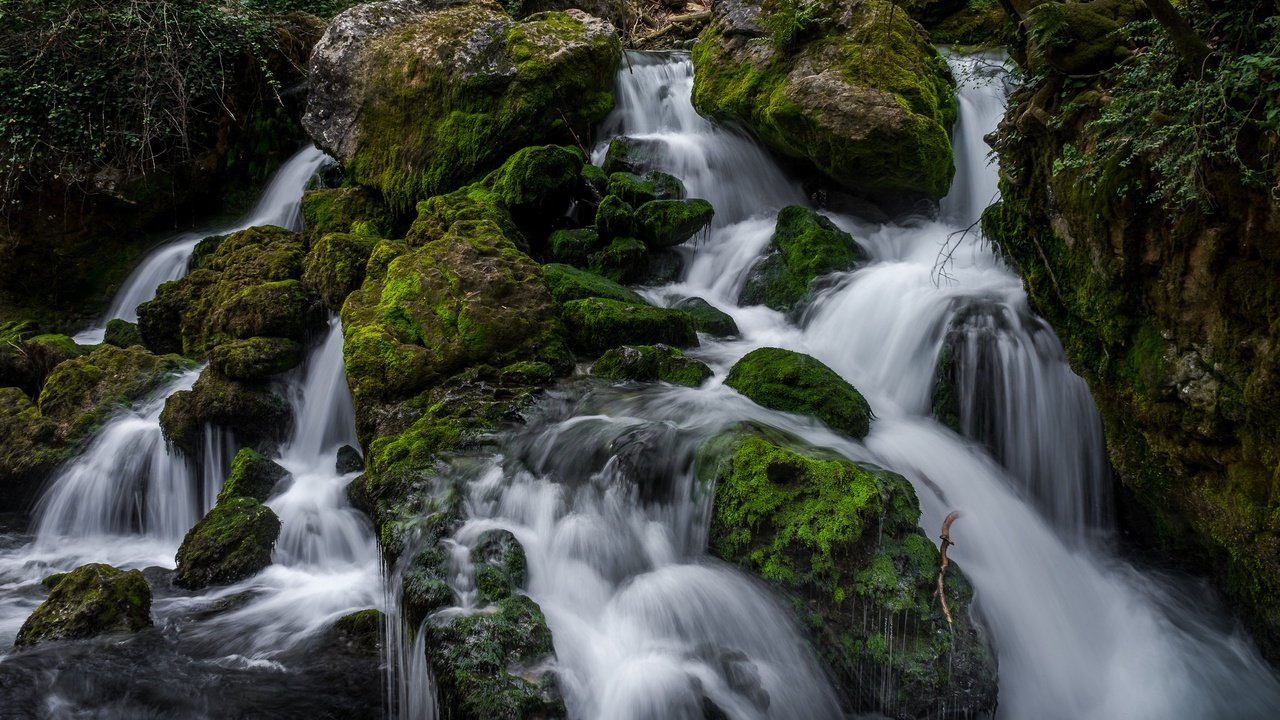 Обои вода, камни, водопад, мох, water, stones, waterfall, moss разрешение 2048x1365 Загрузить