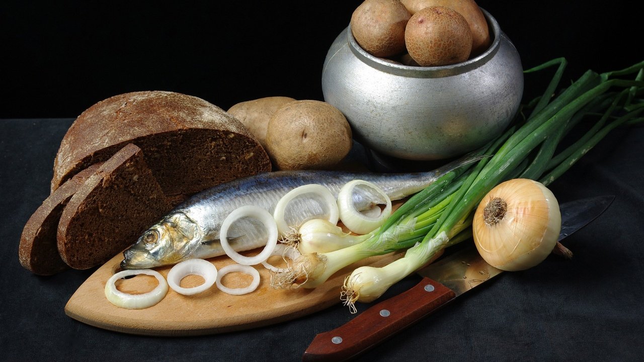 Обои лук, хлеб, черный фон, рыба, селёдка, картошка, bow, bread, black background, fish, herring, potatoes разрешение 1920x1200 Загрузить