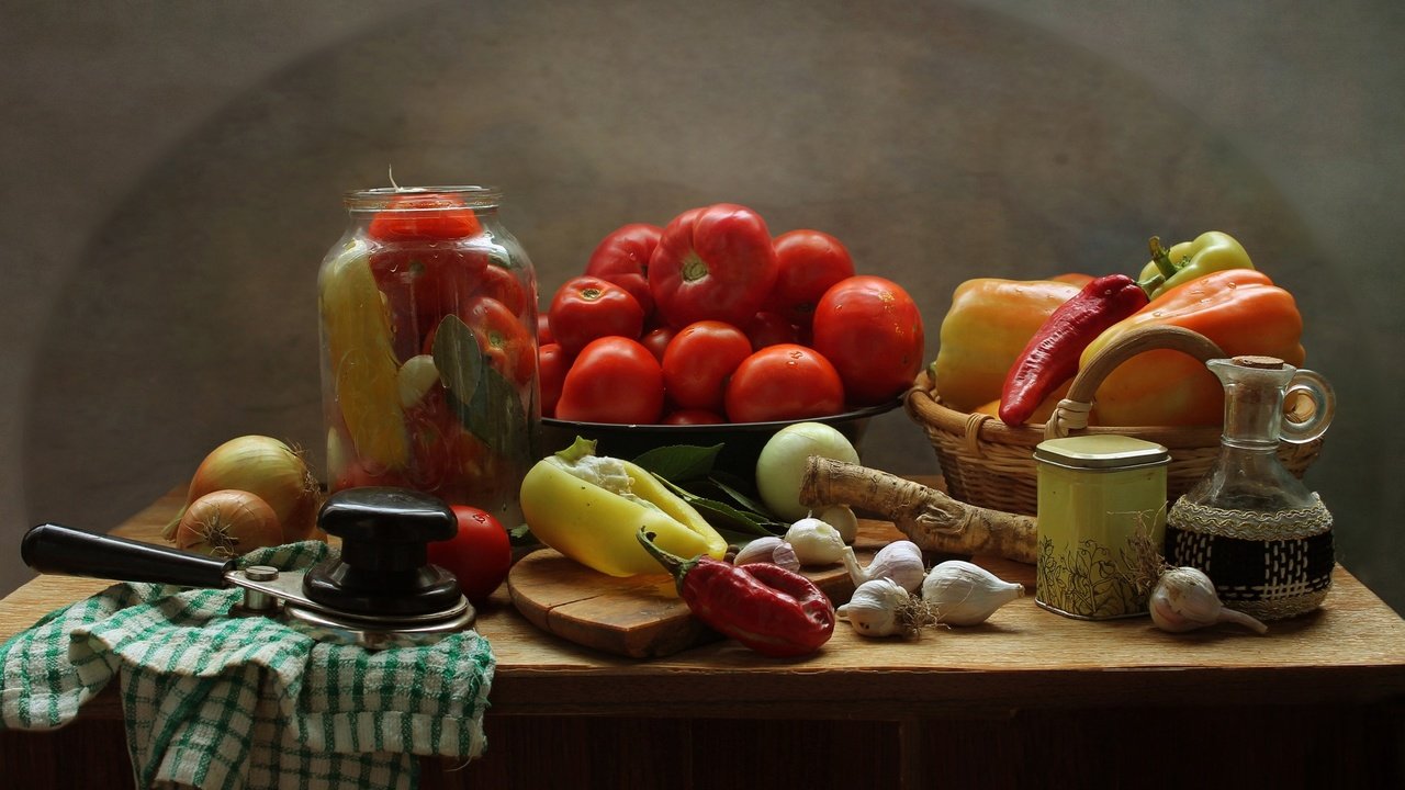 Обои кухня, овощи, помидоры, натюрморт, перец, чеснок, специи, kitchen, vegetables, tomatoes, still life, pepper, garlic, spices разрешение 2100x1298 Загрузить