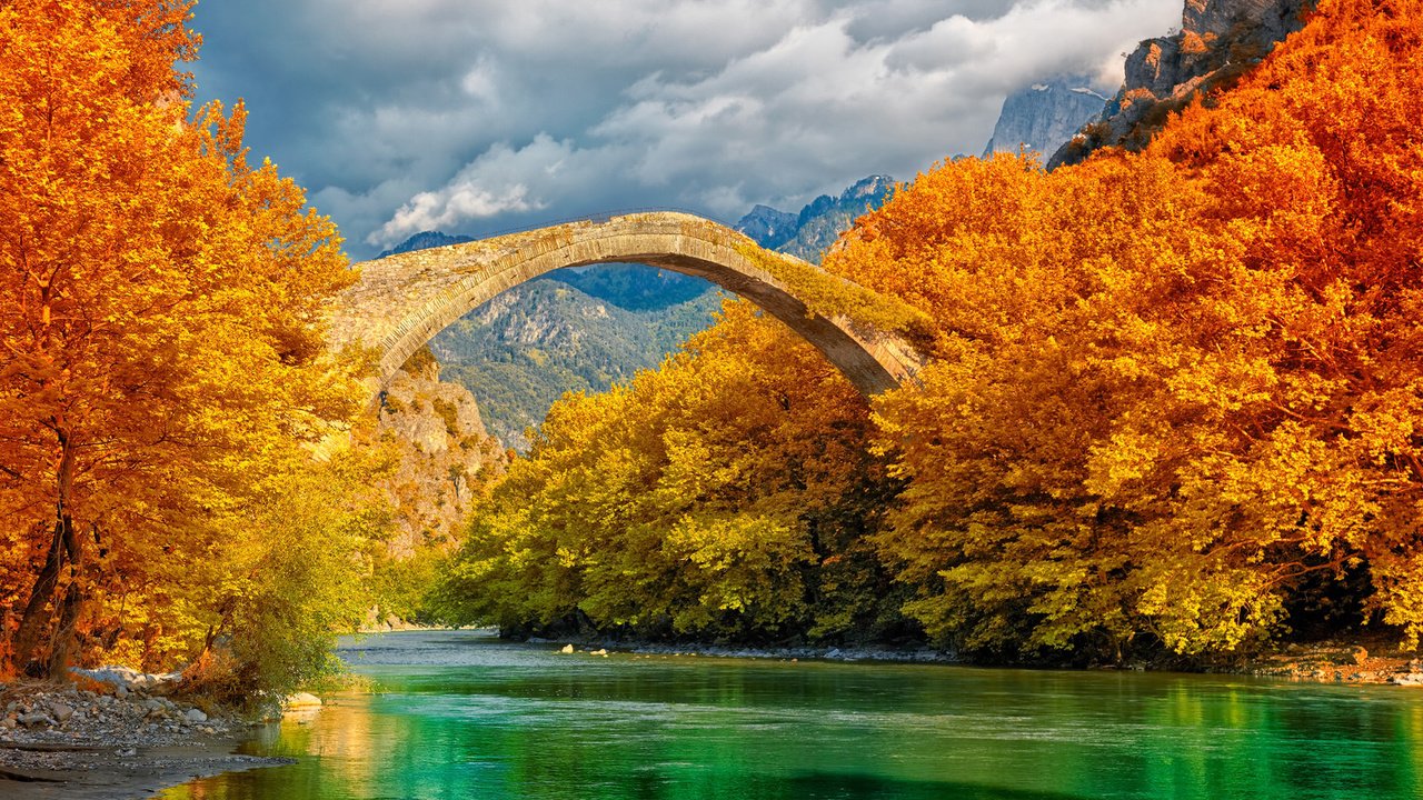 Обои облака, деревья, река, горы, природа, лес, мост, осень, clouds, trees, river, mountains, nature, forest, bridge, autumn разрешение 1920x1200 Загрузить