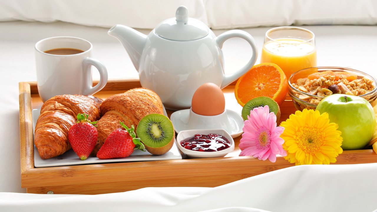 Обои фрукты, кофе, хлопья, сок, варенье, круассаны, завтрак в постель, fruit, coffee, cereal, juice, jam, croissants разрешение 6016x4016 Загрузить