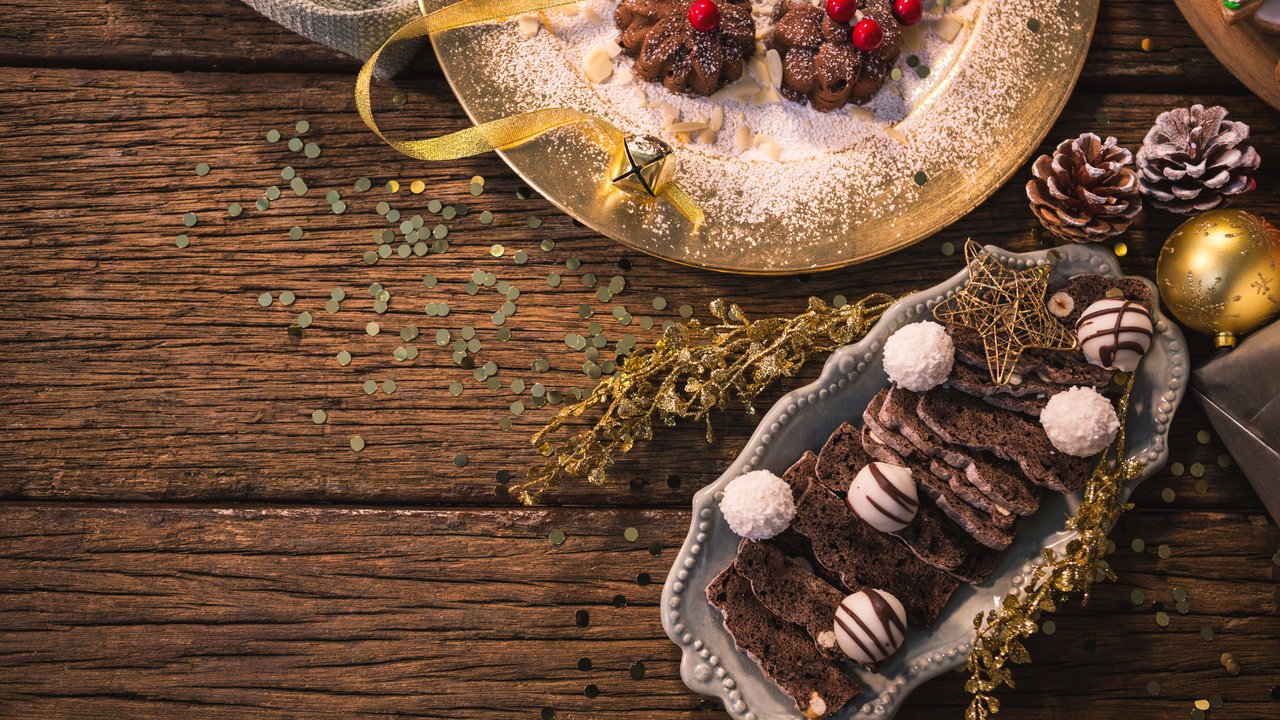 Обои новый год, печенье, шоколадные конфеты, шоколадный кекс, украшение на елку, new year, cookies, chocolates, chocolate cupcake, christmas tree ornament разрешение 5335x3557 Загрузить
