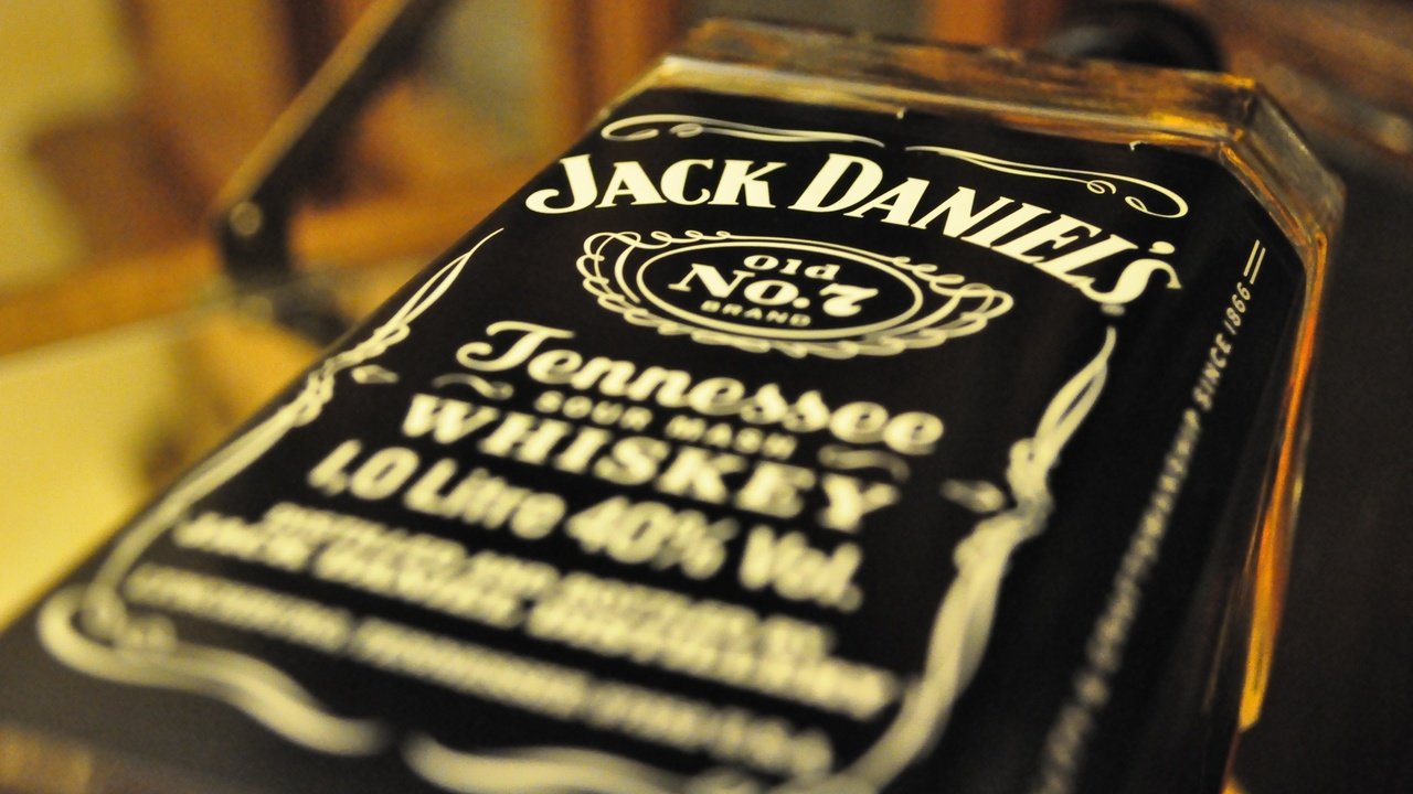 Обои макро, бутылка, алкоголь, виски, джек дэниелс, jack daniel, jack daniel’s, macro, bottle, alcohol, whiskey, jack daniels, jack daniel's разрешение 2560x1700 Загрузить