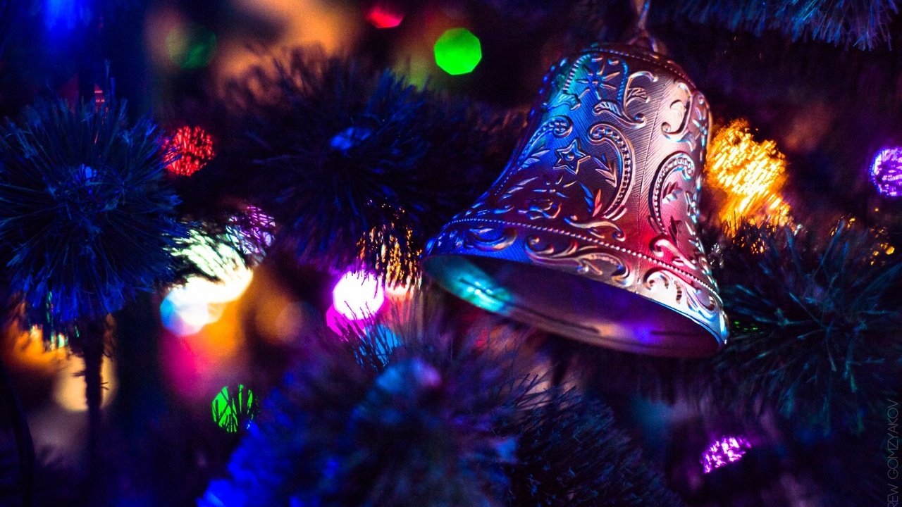 Обои новый год, елка, рождество, елочные украшения, колокольчик, new year, tree, christmas, christmas decorations, bell разрешение 1920x1280 Загрузить