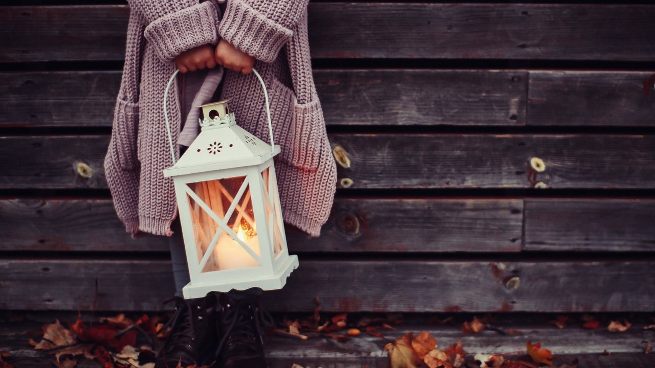 Обои свет, осень, огонь, фонарь, руки, свеча, light, autumn, fire, lantern, hands, candle разрешение 5042x3361 Загрузить