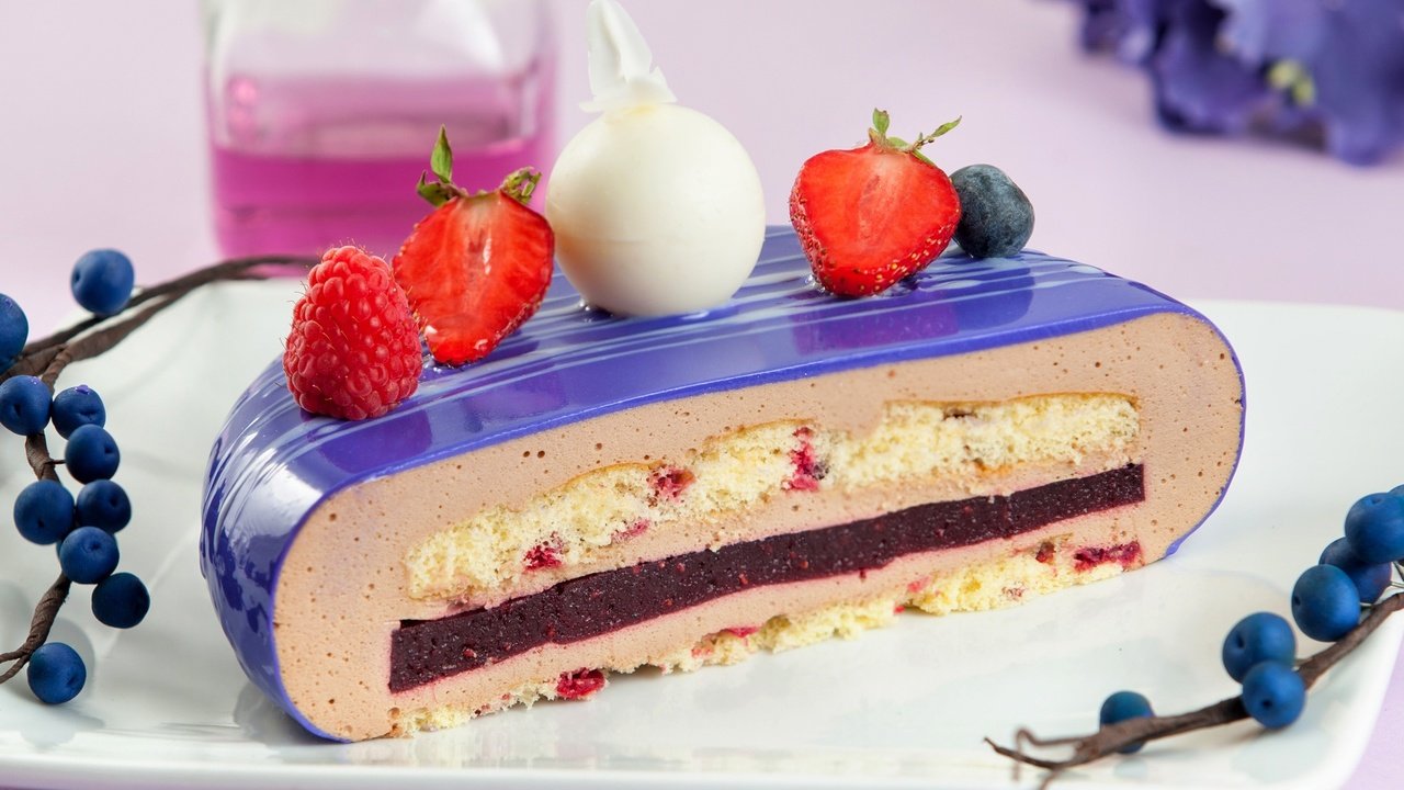 Обои клубника, ягоды, сладкое, торт, десерт, глазурь, голубика, strawberry, berries, sweet, cake, dessert, glaze, blueberries разрешение 2000x1346 Загрузить