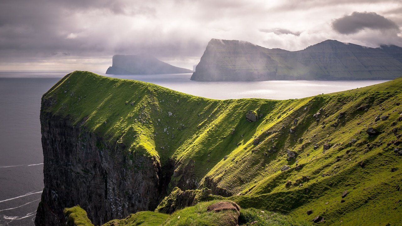 Обои небо, облака, скалы, море, побережье, фарерские острова, the sky, clouds, rocks, sea, coast, faroe islands разрешение 2048x1366 Загрузить