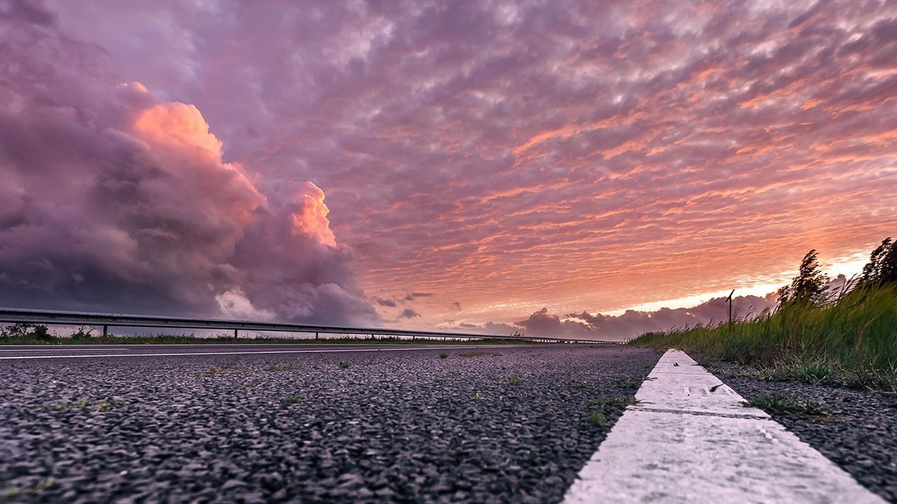 Обои небо, дорога, облака, берег, закат, пейзаж, горизонт, сумерки, the sky, road, clouds, shore, sunset, landscape, horizon, twilight разрешение 1920x1080 Загрузить