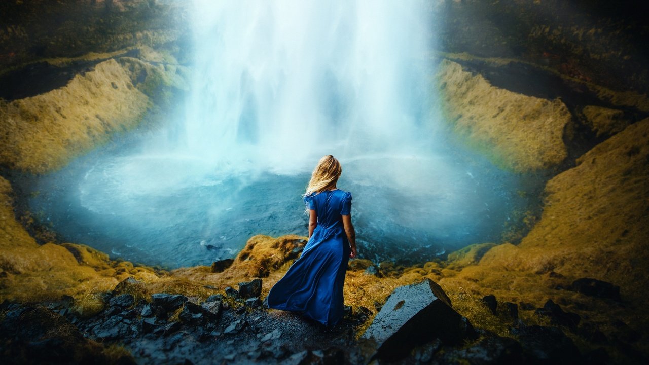 Обои камни, девушка, блондинка, водопад, водоем, модель, синее платье, ronny garcia, stones, girl, blonde, waterfall, pond, model, blue dress разрешение 2048x1365 Загрузить