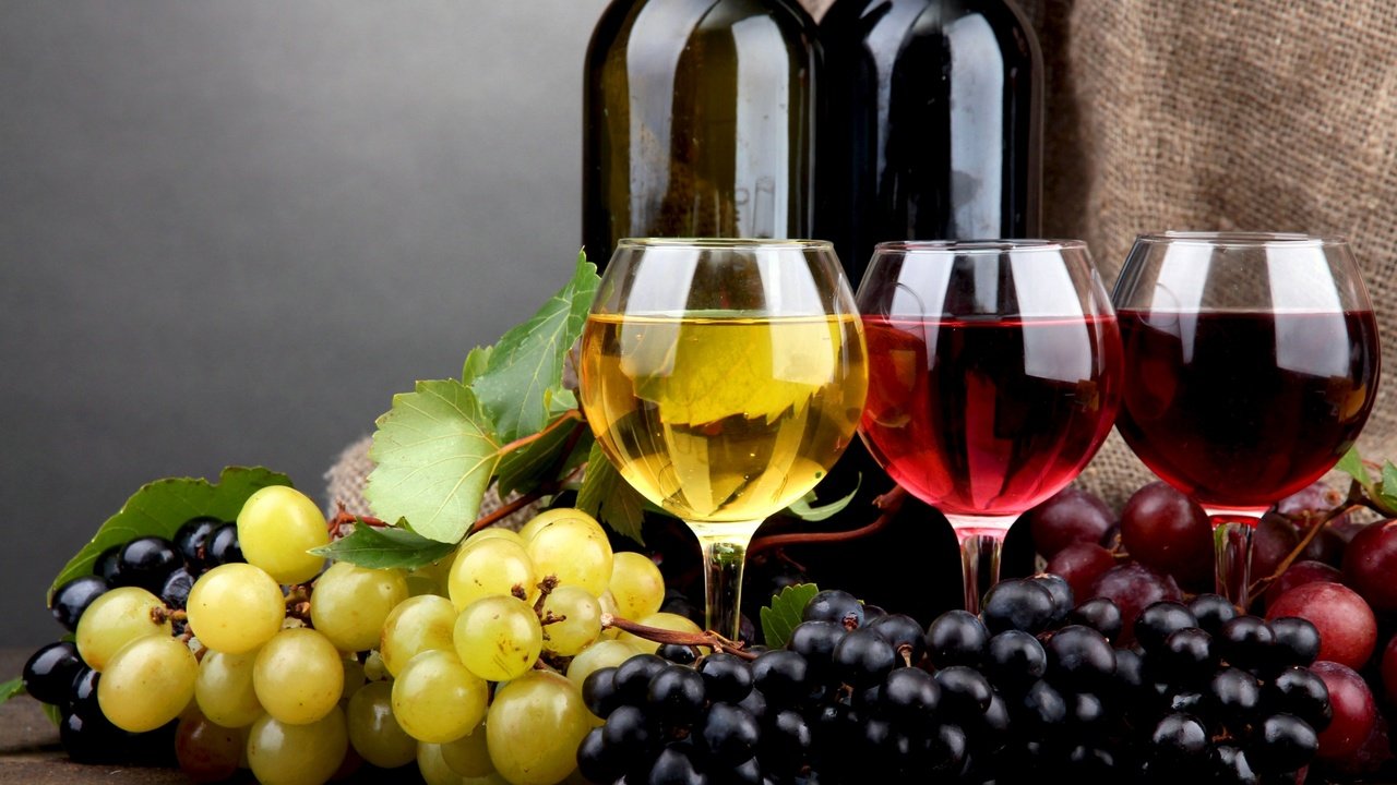 Обои виноград, вино, белое, бокалы, бутылки, красное, розовое, grapes, wine, white, glasses, bottle, red, pink разрешение 2560x1600 Загрузить