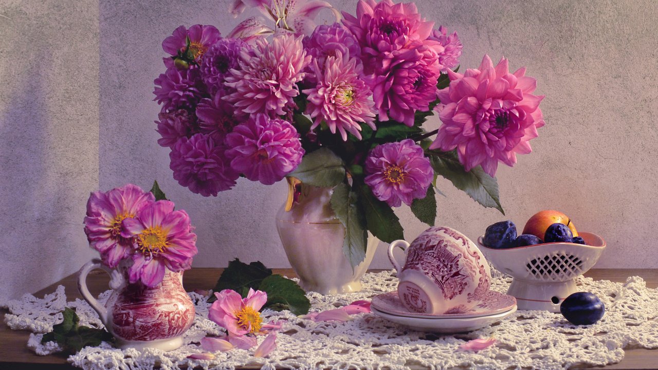 Обои вазочка, цветы, георгины, фрукты, валентина колова, лилия, чашка, ваза, салфетка, натюрморт, сливы, flowers, dahlias, fruit, valentina fencing, lily, cup, vase, napkin, still life, plum разрешение 2560x1707 Загрузить