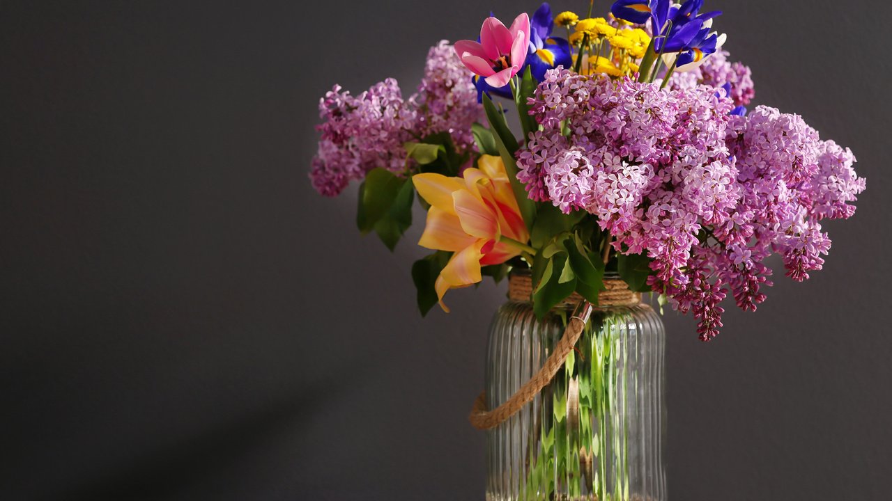 Обои цветы, ветки, тюльпаны, ваза, сирень, банка, ирисы, flowers, branches, tulips, vase, lilac, bank, irises разрешение 5383x3840 Загрузить