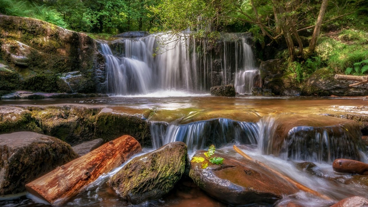 Обои камни, лес, водопад, уэльс, ллансантфраед, stones, forest, waterfall, wales, llansantffraed разрешение 2048x1152 Загрузить