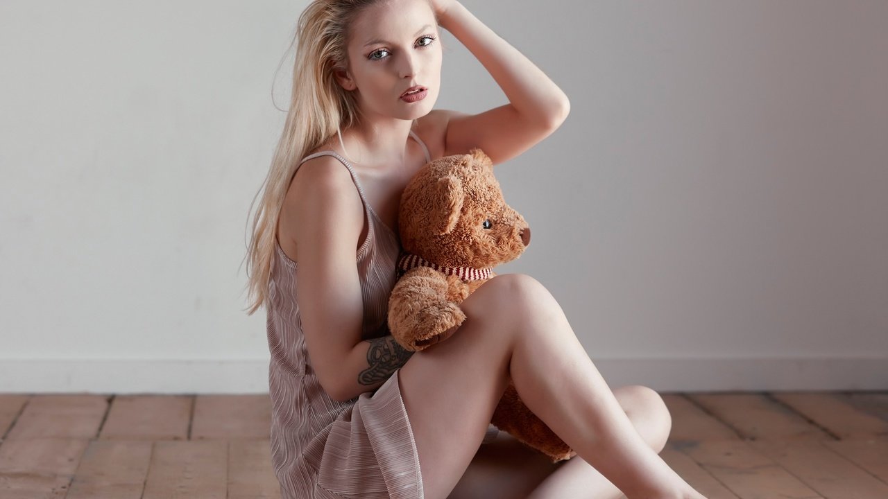 Обои девушка, на полу, настроение, поза, блондинка, взгляд, игрушка, ножки, плюшевый мишка, girl, on the floor, mood, pose, blonde, look, toy, legs, teddy bear разрешение 2048x1671 Загрузить