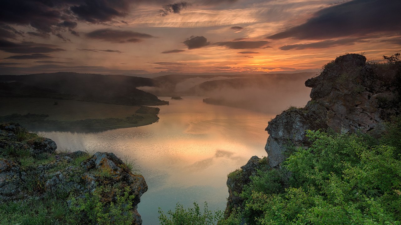 Обои река, скалы, холмы, природа, пейзаж, утро, туман, весела маринова, river, rocks, hills, nature, landscape, morning, fog, vesela marinova разрешение 1920x1281 Загрузить