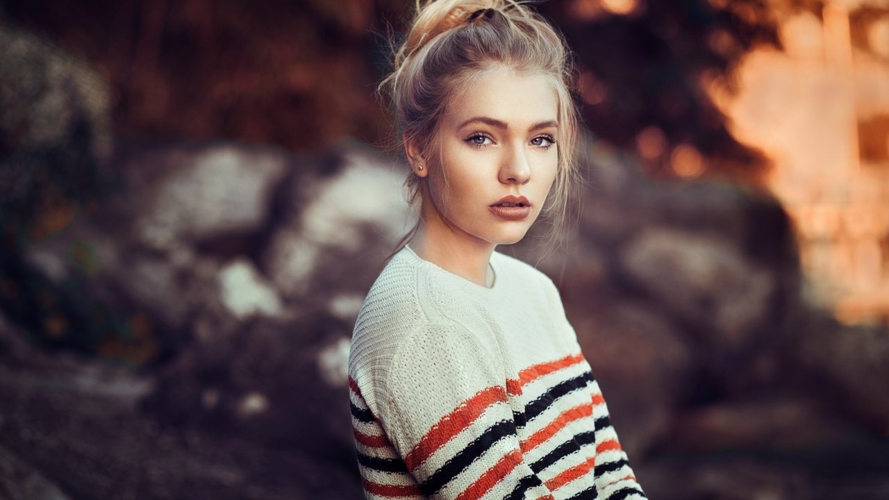 Обои девушка, блондинка, портрет, взгляд, модель, кофта, lods franck, anna maradan, girl, blonde, portrait, look, model, jacket разрешение 2048x1363 Загрузить