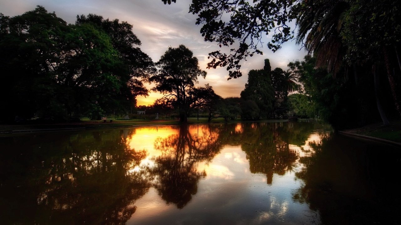 Обои небо, облака, деревья, река, закат, отражение, the sky, clouds, trees, river, sunset, reflection разрешение 1920x1080 Загрузить