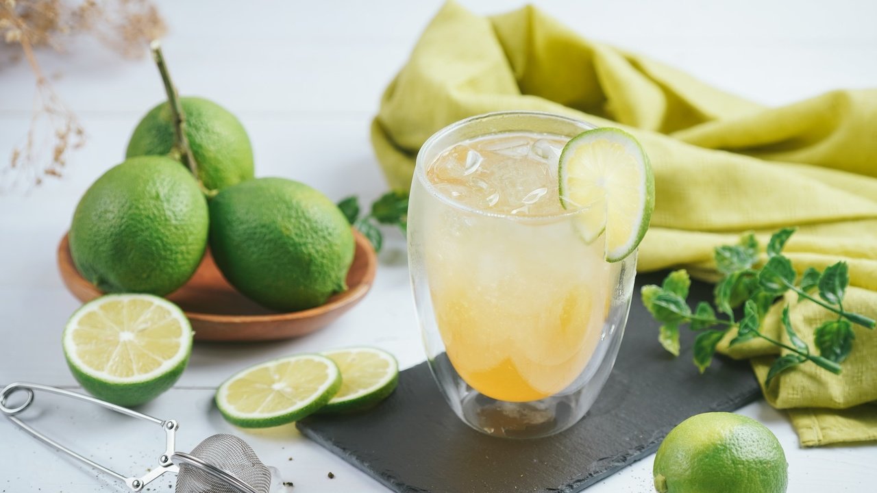 Обои мята, напиток, лёд, лайм, цитрус, стакан, дерева, лимонад, mint, drink, ice, lime, citrus, glass, wood, lemonade разрешение 2048x1344 Загрузить