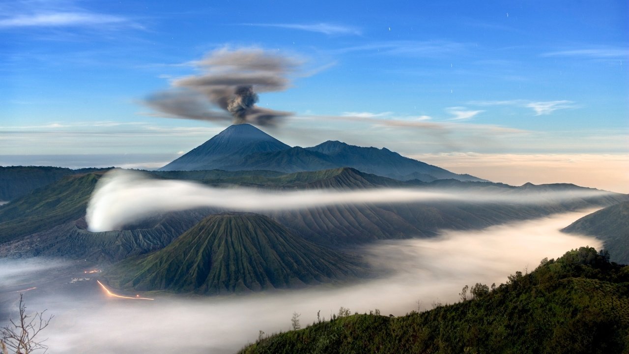 Обои облака, горы, остров, вулкан, индонезия, clouds, mountains, island, the volcano, indonesia разрешение 1920x1280 Загрузить