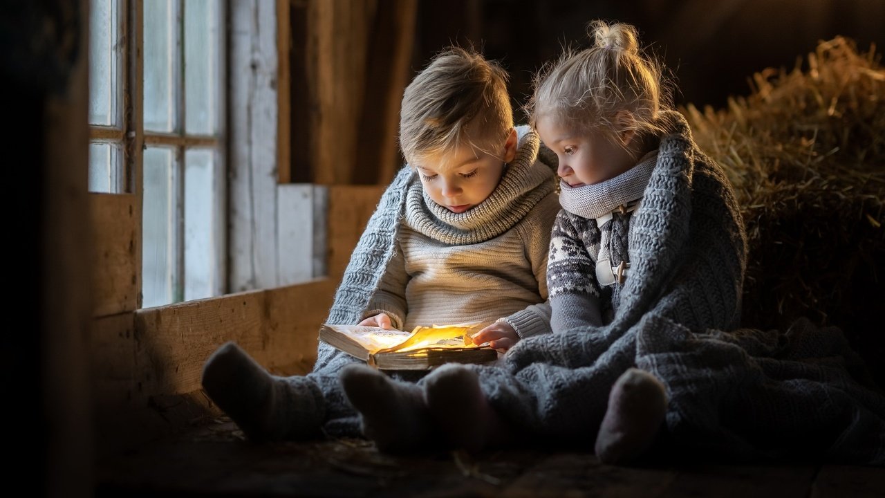 Обои сено, дети, окно, книга, hay, children, window, book разрешение 2048x1365 Загрузить