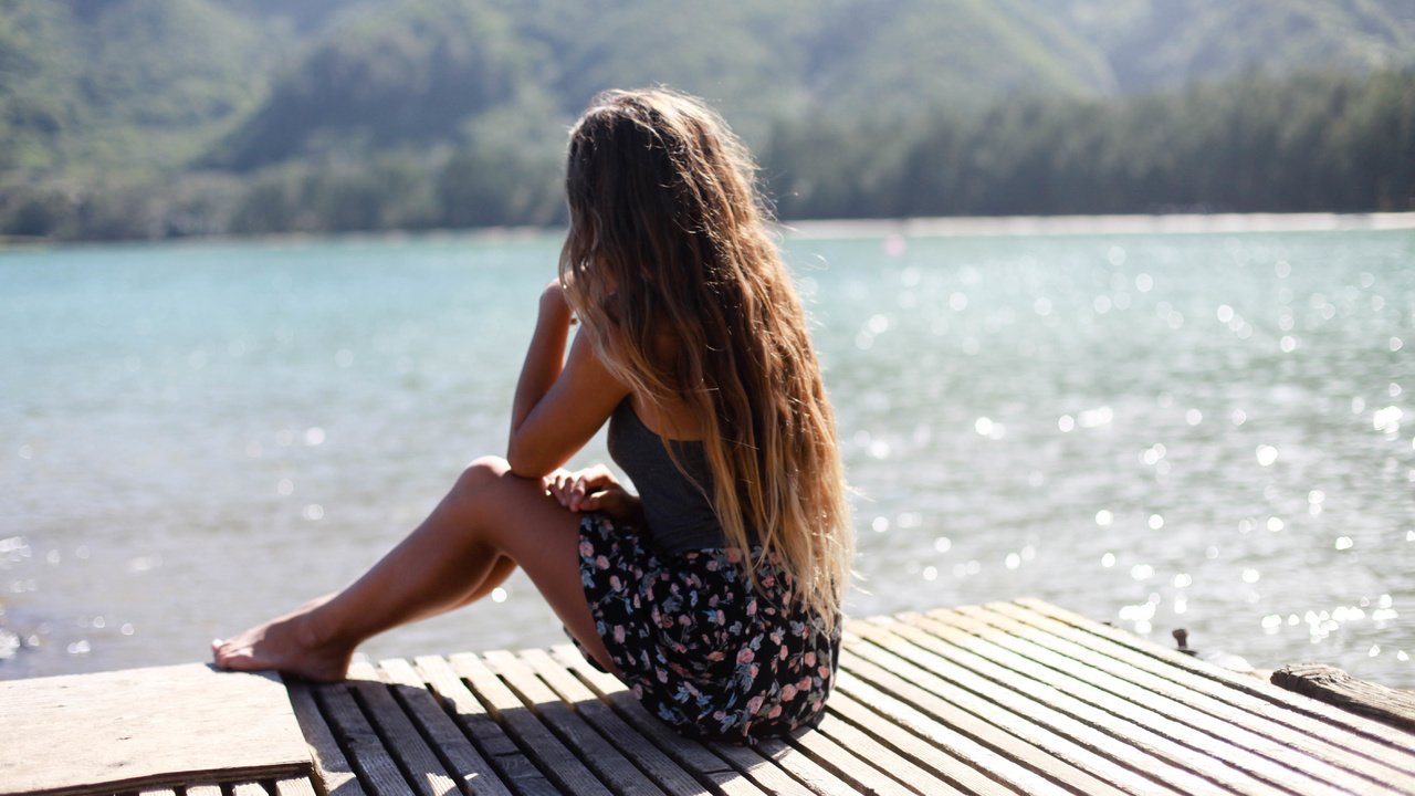 Обои озеро, девушка, лето, сидит, волосы, lake, girl, summer, sitting, hair разрешение 5616x3744 Загрузить