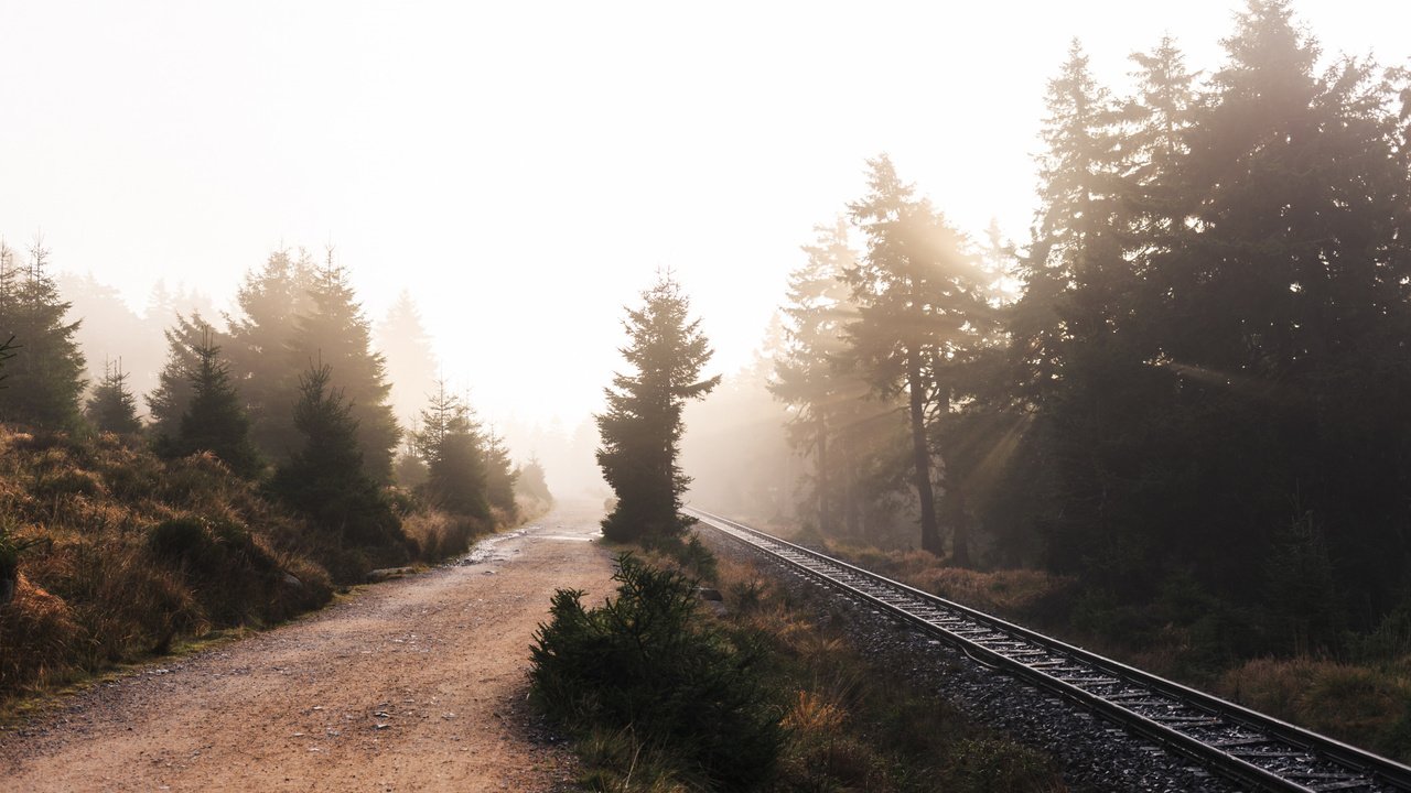 Обои дорога, железная дорога, природа, туман, road, railroad, nature, fog разрешение 2112x1188 Загрузить