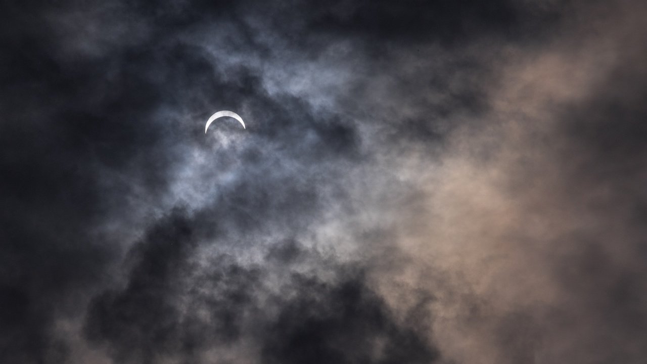 Обои небо, облака, природа, тучи, луна, месяц, пасмурно, the sky, clouds, nature, the moon, a month, overcast разрешение 3840x2160 Загрузить