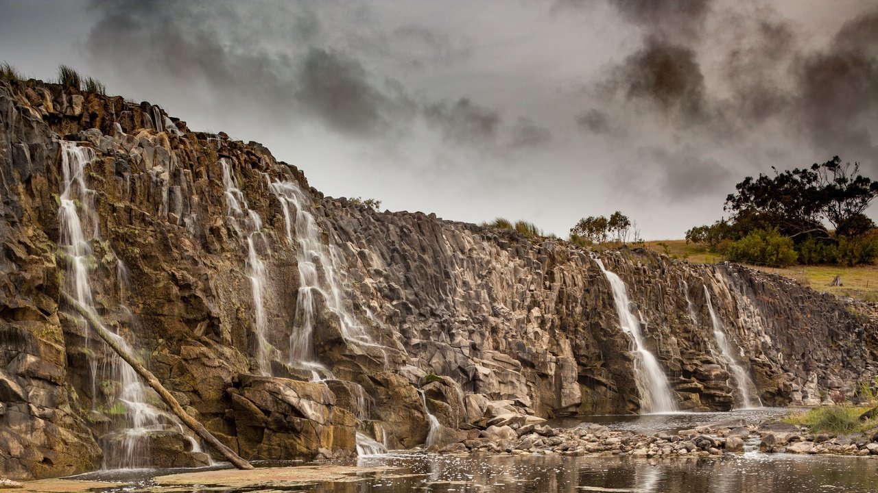 Обои небо, облака, деревья, вода, скалы, природа, камни, водопад, the sky, clouds, trees, water, rocks, nature, stones, waterfall разрешение 3840x2160 Загрузить