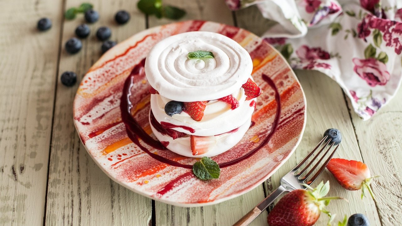 Обои мороженое, клубника, ягоды, черника, сладкое, десерт, безе, ice cream, strawberry, berries, blueberries, sweet, dessert, meringue разрешение 2048x1339 Загрузить