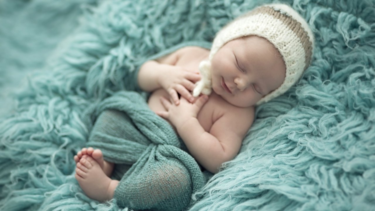 Обои спит, ребенок, малыш, младенец, шапочка, мех, покрывало, sleeping, child, baby, cap, fur, blanket разрешение 1920x1080 Загрузить