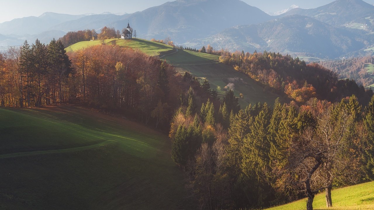 Обои деревья, горы, солнце, лес, вид, осень, церковь, trees, mountains, the sun, forest, view, autumn, church разрешение 2000x1500 Загрузить