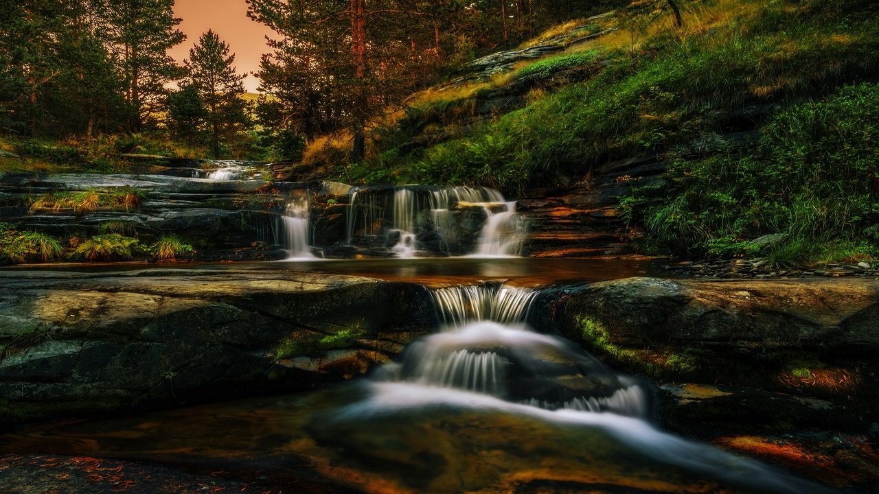 Обои камни, лес, склон, водопад, stones, forest, slope, waterfall разрешение 3840x2160 Загрузить