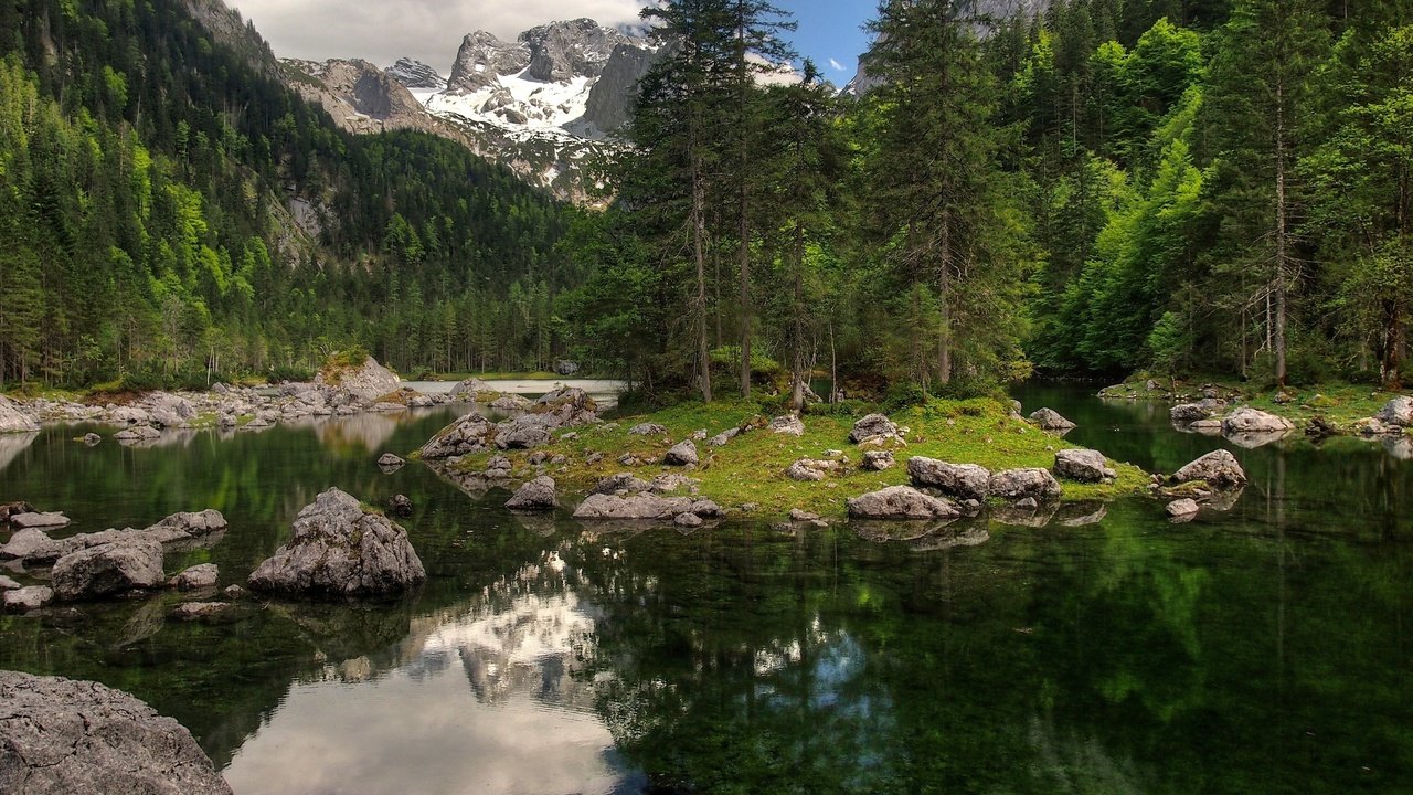 Обои небо, лес, облака, деревья, озеро, горы, скалы, снег, природа, the sky, forest, clouds, trees, lake, mountains, rocks, snow, nature разрешение 4021x3014 Загрузить