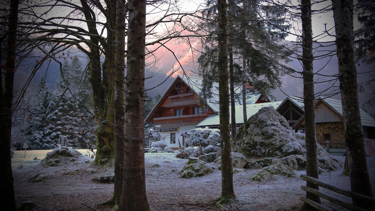 Обои горы, снег, лес, зима, дом, домик, особняк, коттедж, mountains, snow, forest, winter, house, mansion, cottage разрешение 3840x2160 Загрузить