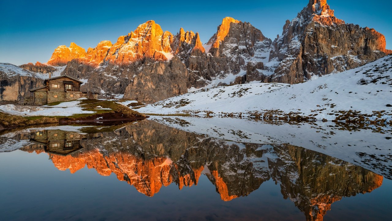 Обои вода, горы, снег, италия, домик, отражение в воде, water, mountains, snow, italy, house, the reflection in the water разрешение 5120x3415 Загрузить