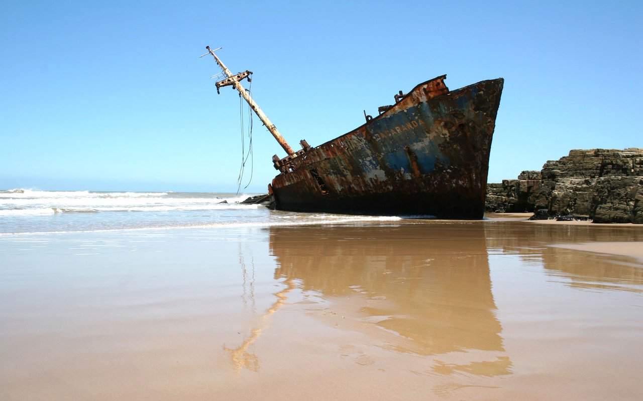 Обои небо, берег, пляж, старый катер, the sky, shore, beach, old boat разрешение 1920x1200 Загрузить