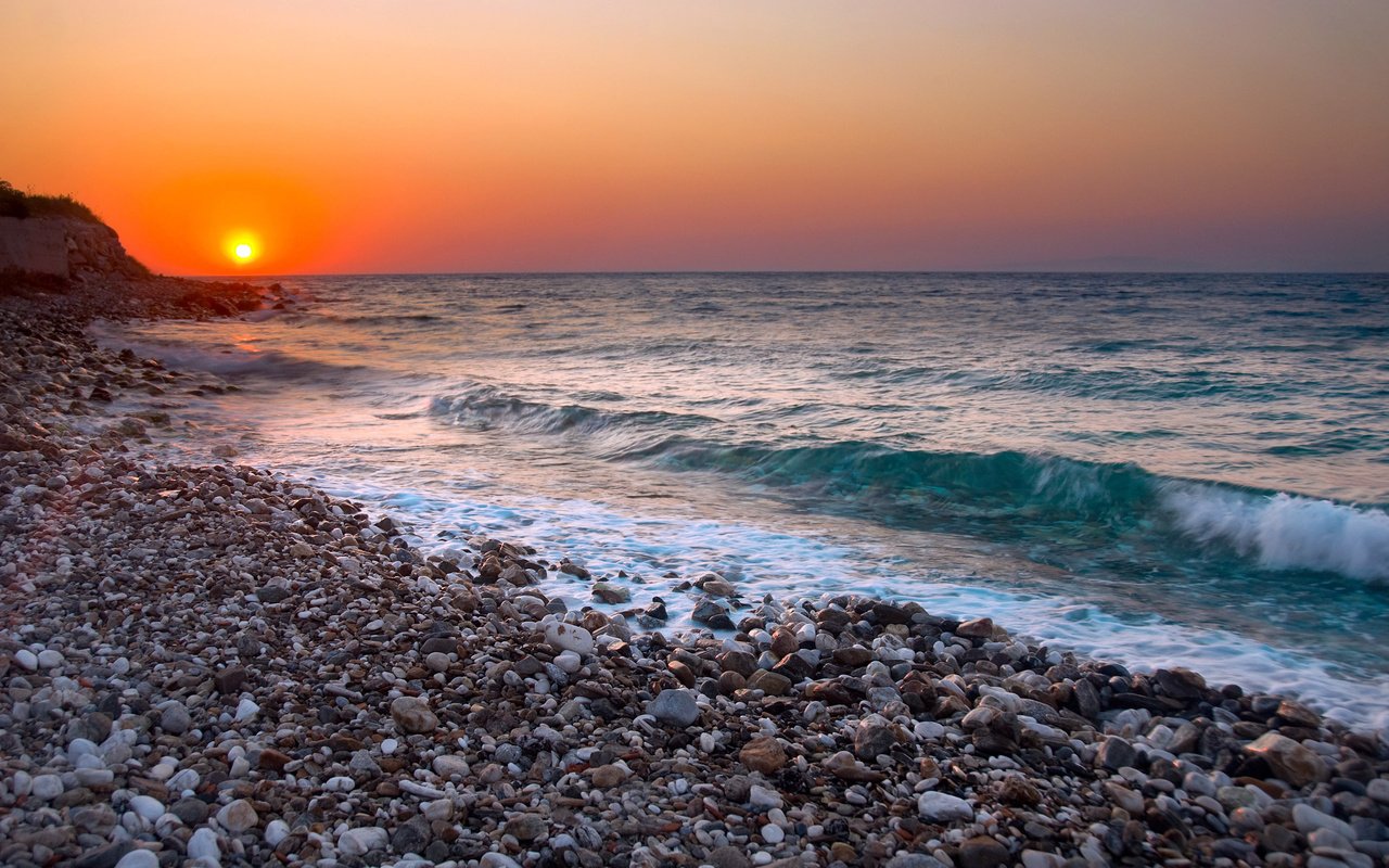 Обои камни, берег, галька, закат, море, пляж, горизонт, прибой, stones, shore, pebbles, sunset, sea, beach, horizon, surf разрешение 2560x1600 Загрузить