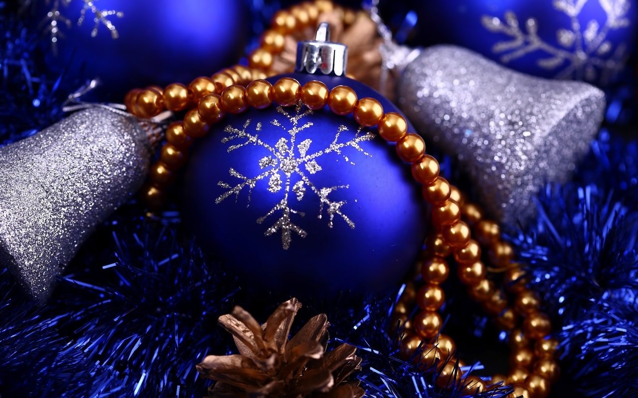 Обои бусы, колокольчики, елочные игрушки, синий шар, новогодние игрушки, новогодний шар, beads, bells, christmas decorations, blue ball, christmas toys, christmas ball разрешение 1920x1200 Загрузить