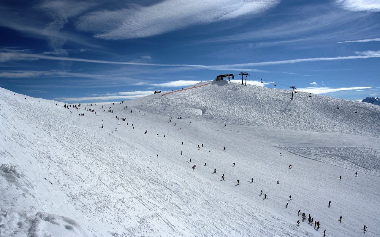Обои снег, склон, лыжники, snow, slope, skiers разрешение 3456x2304 Загрузить